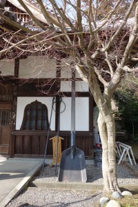 可睡斎 おおきな火箸とスコップ